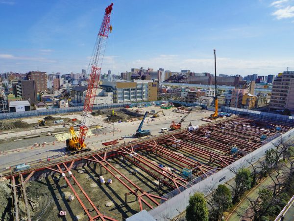 ▲工事中の現地の様子／2020年2月撮影。住居棟となる『プラウドタワー亀戸クロス』（2022年1月下旬竣工予定）はワンルームタイプから4LDKタイプまで、専有面積30m2～140m2までのプランがある。「SOHO対応住戸」や、不在時に専有部を貸し出すことができる「ルームシェアサービス」、マンション版の「全館空調」などのプラン・システムの導入が予定されている