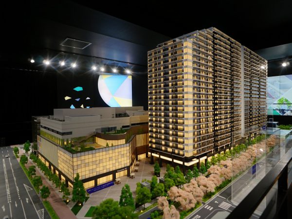 ▲JR『亀戸』駅南口から現地方向へ進むと、最初に『プラザ』と呼ばれるゆったりしたスペースが広がり、その先には、地元亀戸の名店が軒を連ねる『横丁エリア』が続く。入口の『プラザ』→賑やかな『横丁エリア』→交流の広場『芝生エリア』へと誘導を促すように、豊かな植栽配置が計画されている（プラウドタワー亀戸クロス マンションギャラリーにて撮影）