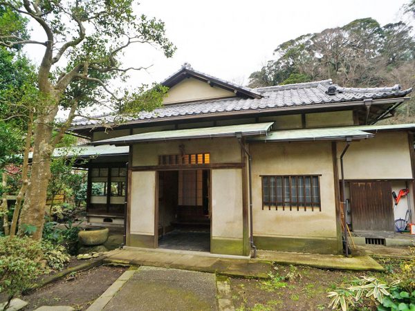 ▲『鎌倉みらいラボ』としての活用にあたり耐震補強工事を実施。天井裏にダンパーを設置し、昔ながらの伝統工法を生かしながら建物強度を保っている。地域の子どもたちが建物見学に訪れたときは「ここを学校にしたら？」といった意見も出ていたそうだ。こうして地元の人たちが各自で「古い建物をどうやって使うか考えること」は、地域景観の維持へとつながる貴重な体験となる
