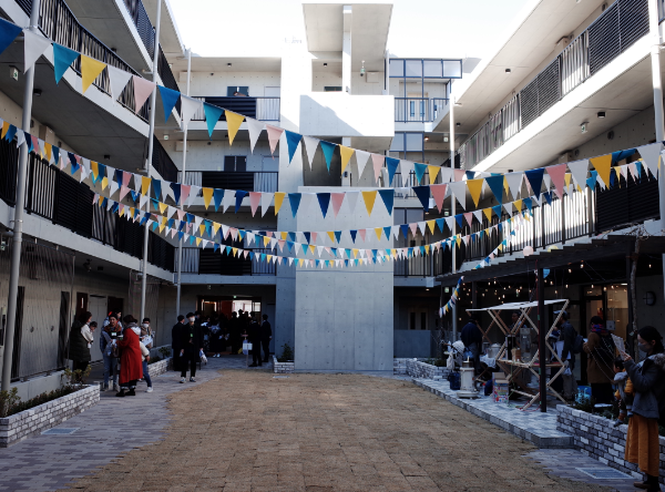 芝生のある中庭を囲むロの字型のつくり。中庭側に面してガラス張りの玄関もある