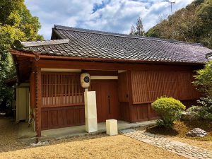 『和空三井寺』外観。境内の僧坊「妙厳院」をリノベーションしたもの。宿泊は１日１組限定。間取りは3LDK+仏間。カップルや家族での利用が多い