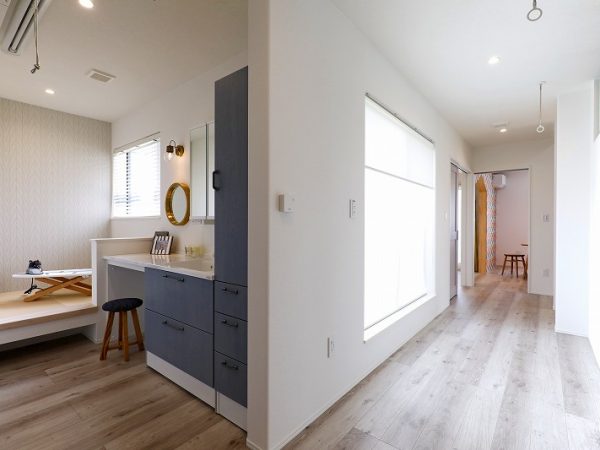 「シェア家事」できる間取りも見どころ。１階で料理、2階で洗濯と家事動線が分かれていて、家族で同時に家事をこなせる。お泊まりハウスでは洗濯体験も可能で、室内物干し、ナノイー効果のある部屋干しファン、ガス衣類乾燥機という３つの設備を比較できる（豊田大林展示場）

