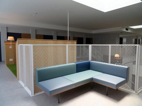 ポット以外にもソファや立って利用できるデスクなどが随所にあり、気分を変えたいときには違う場所を使えばよい