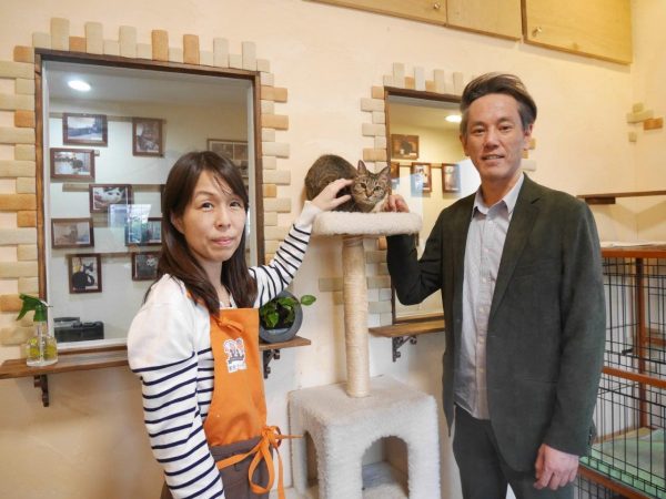 写真右手が東京ペットホーム代表 渡部帝さん。愛犬飼育管理士。写真左手は奥様でキャットホーム店長の渡部まいこさん。
ペット介護士