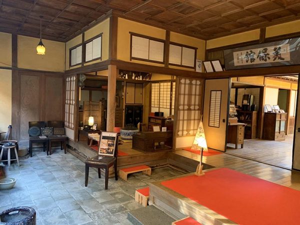 明治42年に建てられ、現在では国登録文化財に指定される「美保館本館」