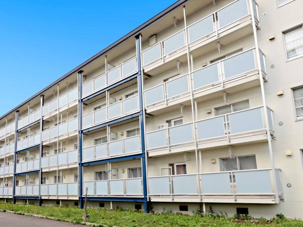 北海道旭川市のビレッジハウス春光の外観（写真はすべてビレッジハウス・マネジメント株式会社提供）。ペット可物件を順次増やしている。築40~50年ほどでエレベーターがない物件が多いが、エレベーターなしの場合、4階、５階などの上階層のほうが家賃が安くなる。契約期間は2年で、2年以内に解約した場合は違約金が発生するため短期入居を予定している人は注意