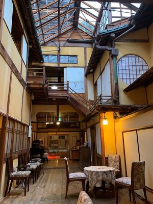 昭和初期には中庭をガラス天井に改築してアトリウムに。ウエディングドレスを着ての撮影スポットとしても人気