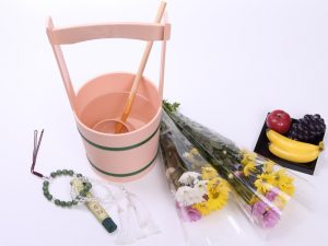 墓石にたっぷり水をかければ「布施」になる