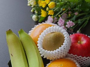 お供え物を贈るときは、後に残るものを贈ると「後に引く」として忌まれる。果物やお菓子、お線香を選ぶのが無難なようだ