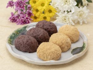 牡丹の咲く春に作られたものを牡丹餅、萩の咲く秋に作られたものをお萩と呼ぶ