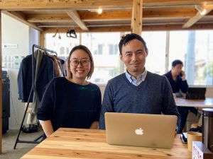 福島良治さん（右）と妻の福島美和さん。東日本大震災をきっかけに都会暮らしを見直し、2年半かけて移住先を検討した。現在は糸島生まれの末っ子を含め家族5人で暮らす