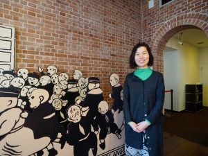 ▲三菱一号館美術館広報担当の福士さん。「もともとオフィスとして設計された建物なので、小さな部屋が並んでおり、大型作品の展示はできません。これも『三菱一号館美術館』の個性になっており、学芸員もその条件を考慮に入れながら展覧会を企画しています。建物のサイズ感が小さいぶん、来場者の方からは“作品との距離感が近くに感じられる”とのお声をいただくこともあります」