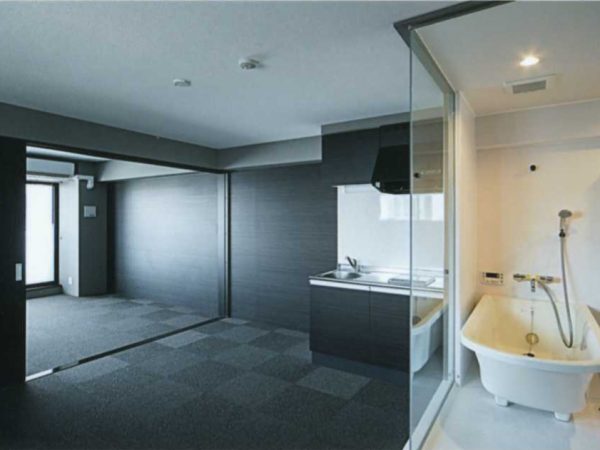 賃貸の部屋。バスルームは部屋側の天井にカーテンレールが備えられているので、カーテンをつけられる。また、入居時に相談すれば、目隠しシールを貼ってもくれるそうだ(写真提供：かがやき建物）