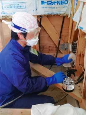 逆性石けん（ベンザルコニウム塩化物：代表的な商品名は「オスバンS」など）を噴霧し乾燥させる。木製部分は消毒液をしみこませた雑巾で拭くと消毒効果があがる。床下を完全に乾燥させるには最低でも1ヶ月はかかるそう。扇風機なども駆使しつつしっかり乾燥させよう