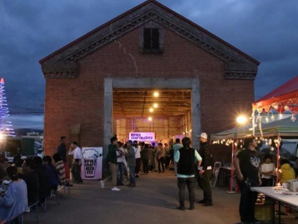 2017年から、農業用倉庫を会場に開かれている美深クラフトビアフェス