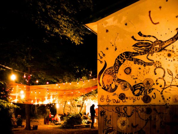 TOBIU CAMPの様子。右は校舎裏の壁に土で描かれた作品（撮影：Asako Yoshikawa）