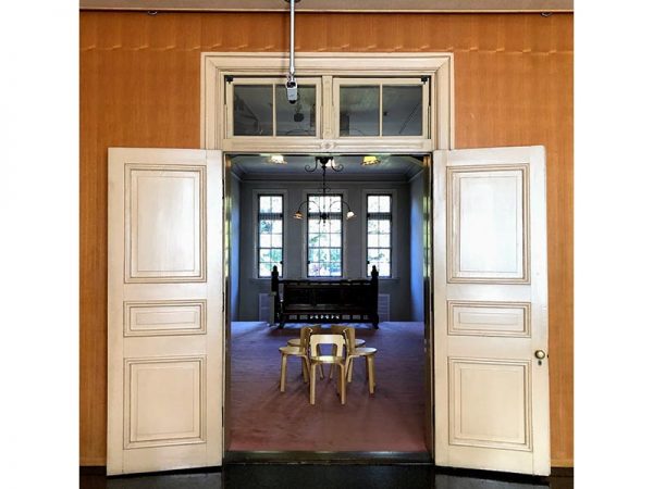 工芸館2階ホールから階段室を見る。改修により、レンガの外壁は鉄筋コンクリートで支持され、中の間取りも大きく変更されたが、中央の階段回りは建築当時の姿を残しているといわれる