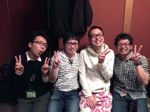 塩尻市役所職員の山田さん（右から2番目）を囲んで記念撮影をする金森さん（右）、加藤さん（左から2番目）、真野さん（左）