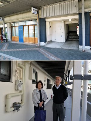 上）左側のガラス戸が堀川会議室。右側にあるのは住居階への階段。下）京都府住宅供給公社、堀川団地調整推進監の田中裕さん（右）と、同公社業務部業務推進課主査の木原みどりさん（左）