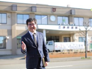 函館市出身の小松さん。若い頃に訪れた際、乙部町の海の景色に惹かれ、それをきっかけに役場に入職したそう
