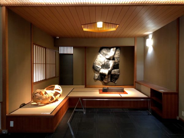 谷口吉郎設計の展示和室。写真は所蔵作品展『パッション20 今みておきたい工芸の想い』の展示。</br>左の畳の上の作品は生野祥雲斎『虎圏（こけん）』（竹、1959年）、床の間に飾られているのは藤原志保『No.94-13』（和紙、墨、1994年）、その手前が星野暁『表層･深層』（陶器、1982年）