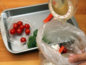 ポリ袋やキッチンばさみ、ピーラーなどを上手に活用するノウハウも重要