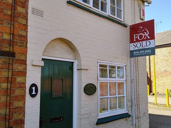 売却済みの看板が出ている家も実際に引越しできるのはいつになるか分からない（レスター市内）　© Yumi Ishikawa