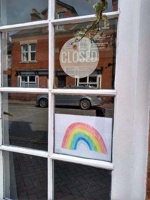 閉まっているカフェの窓には「試練の後には明るい希望がある」というメッセージを込めた虹の絵が。虹の絵はイタリアで始まり、米国やカナダに広まった模様（レスター市）　© Yumi Ishikawa
