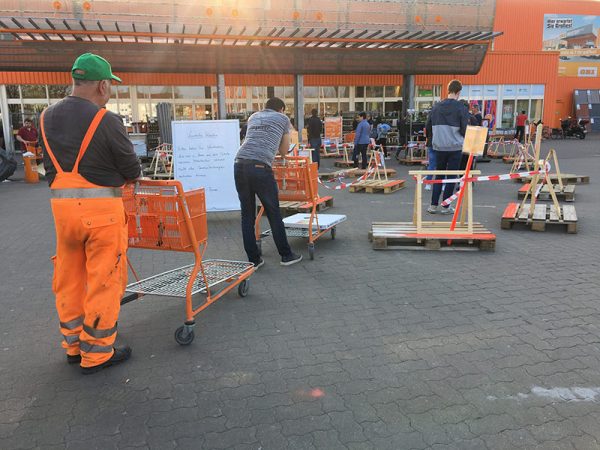 ホームセンターの前で入場を待つ人々（ハノーファー）　© Riho Taguchi