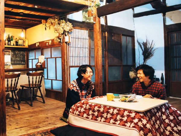 名鉄名古屋駅から1駅「栄生」駅の近くに藤田さん（写真左）が空き家をリノベーションして仲間と作り上げたシェアハウスがある。<br>「他人同士でありながら、家族よりも家族らしく暮らしている感覚があって。これも未来の家族の形（future home）なんじゃないかと感じたんです」（藤田さん）。仲間の名前とひっかけて「Fyume（フューム）」と名付けられたここでは、暮らしを共有する新しい文化のようなものが育まれていった