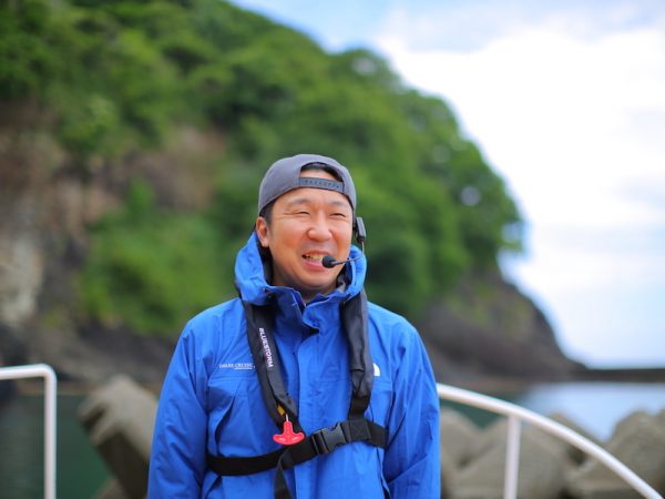 こちらが岩部クルーズを立ち上げ、運行管理者として、ガイドとしても奮闘する平野松寿(しょうじゅ)さん。さらにはドローン撮影も手がける