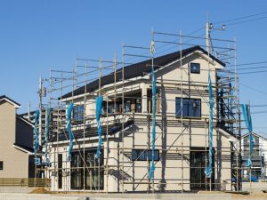 新型コロナウイルスの感染拡大に伴い、工事などの一時中止や延期が懸念されている