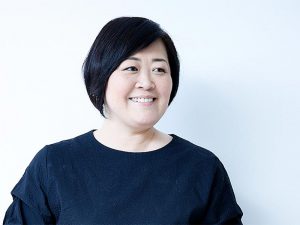 ▲アールティー・ヘンマ株式会社 代表の竹川倫恵子さん。「ご両親がダイニングで仕事をしていて、子どもたちは隣で勉強をする…家族みんなが揃って一日中家の中で過ごすときの“空間の使い分け”がうまくできないというお悩みを多くいただいています」と竹川さん