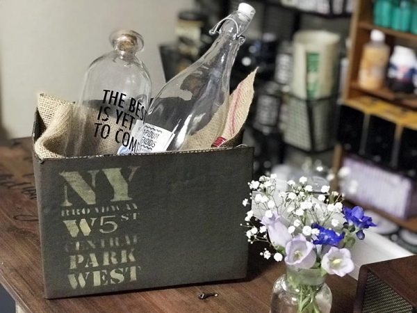 段ボール、瓶にステンシル。段ボールは断面が見えないほうがよいという人もいるが、そのあたりは好きずきで