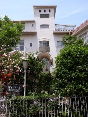 華洲園住宅地にある飯田深雪の学校