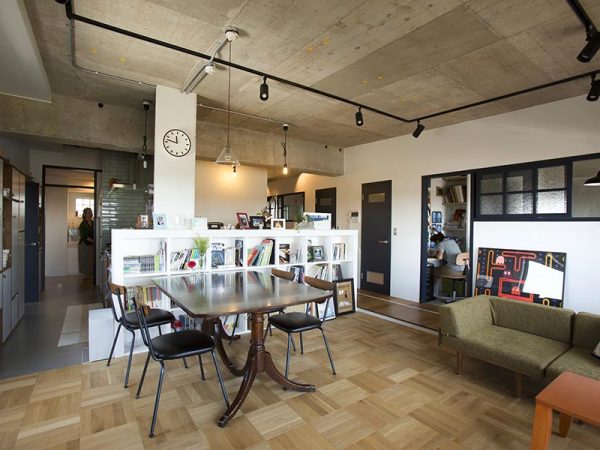 リビングの一角を、腰高の本棚で仕切って設けたワークスペースの例