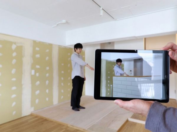 ARを活用したリノベーションセレクトサービスの第１号となる「サンハイツ八事」の現地。キッチン、洗面台、リビングの壁以外は仕上がっている半完成物件。がらんとしたキッチンスペースでARを使うと…こんな感じに。リノベるの実績をもとに厳選したアイテムがそろう