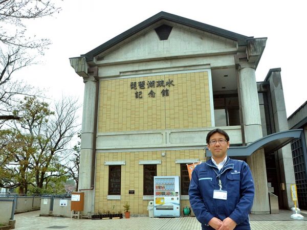 京都市蹴上にある琵琶湖疏水記念館の資料研究専門員・久岡道武さん。館内では、琵琶湖疏水の歴史に関わる多くの展示を見学できる（入場無料）