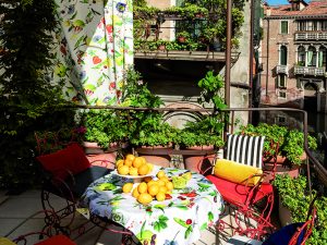 アウトドアリビングで、自然と楽しさを取り入れる　画像提供：Cristian Fischbacher GARDEN PARTY アウトドアファブリック