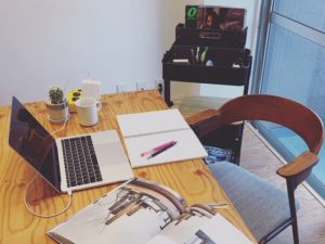 ▲テレワーク中は「家のモノ」と「仕事のモノ」が住まいの中に混在することになるため、まずは「モノをひとつにまとめること」が快適な作業環境づくりの第一歩になる