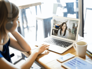 ▲いざテレワークを始めてみると「ワークスペースをどこに確保するか？」「Web会議のときの背景をどうするか？」など、作業環境づくりの様々な課題が生じる。そうしたお悩みをリモートで解決してくれるのが、アールティー・ヘンマ社の『在宅インテリアコンサルティングサービス』だ