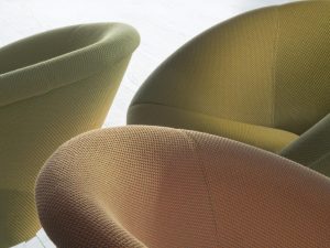 熱を伝導して座る人の体温に素早く順応する特殊な張地のソファ　画像提供：climatex®/ナショナルインテリア