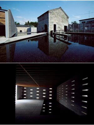 石の美術館（2000年、栃木県那須郡那須町）
</br>那須の白井石材が運営する「STONE PLAZA」。築80年の石蔵に増築した。地元の芦野石を使った「石の水平ルーバー」（上の写真、左手の建物の壁）と、石積みなのに隙間がある「ポーラスな組積造」（下の写真）が特徴だ
</br>（写真提供：隈研吾建築都市設計事務所　©Photography by Mitsumasa Fujitsuka）
