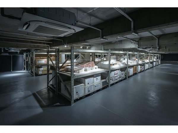建築倉庫ミュージアムの模型保管庫。設計の過程で制作される模型を、竣工後も設計者の手元に残すのは困難だ。建築倉庫は、建築模型に特化したユニークな展示･保管施設。現在、600点以上の模型を収納している。ミュージアムでは、さまざまな企画展を開催。企画展来場者は、模型保管庫も見学することが可能だ（企画展チケット予約時に模型保管庫の見学申し込みが必要）。現在は、企画展「クラシックホテル展 -開かれ進化する伝統とその先-」と高山明/Port B「模型都市東京」 展が開催中（2020年8月23日まで）。</br>（写真提供：寺田倉庫）
