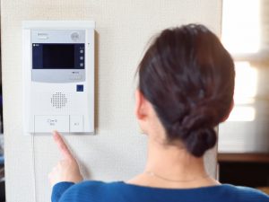 インターホンなどで非対面での受け取りを希望する旨を伝える