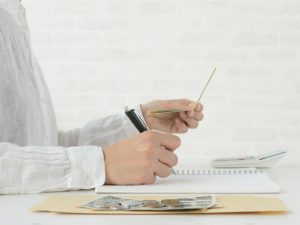 家計の見直しに加えて、商品券や図書券、ポイントなど、利用できるものがないか確認してみよう