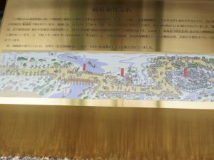 敷地内に設置されている、東海道筋において岡崎領と他領の境界を示すための“岡崎領傍示石”の説明碑に描かれている絵を見ると、江戸時代の八丁村の位置関係がよく分かる。右端が岡崎城で、左に進むと八丁村、さらに左に水運が行われていた矢作川がある