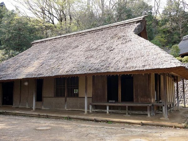 日本民家園の誕生のきっかけになった新百合ヶ丘にあった伊藤家住宅。真ん中にある格子窓が特長だ。