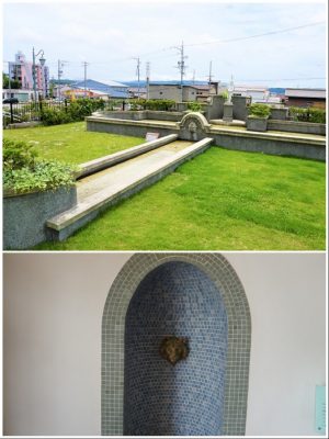 上／前庭に設置された壁泉のあるプール。下／玄関にも壁泉が設けられており、涼しさを演出したと考えられている