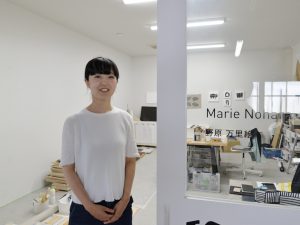 個室スタジオを利用している野原万里絵さん。室内には机やイス、本棚のほか、ソファなども設置してリラックスした雰囲気